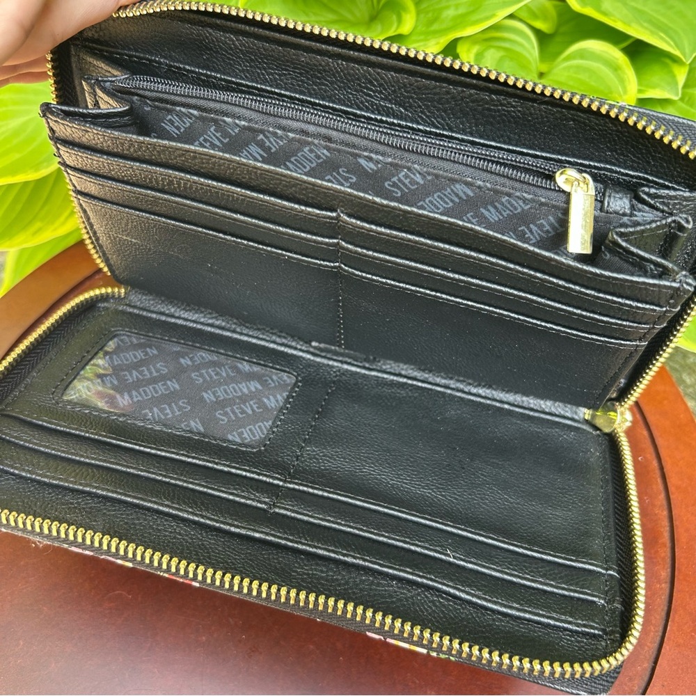 Steve Madden Black Floral Zip-Around Wallet Wristlet–Tons of Card Slots! - Picture 8 of 9